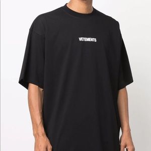 VETEMENTS
logo-print drop-shoulder T-shirt print on the back oversize